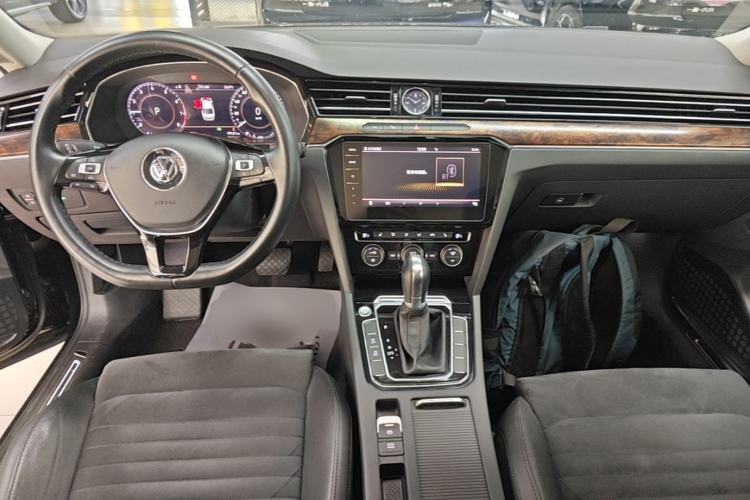 Used Volkswagen Magotan 2018 330TSI DSG Luxury Model Center Console