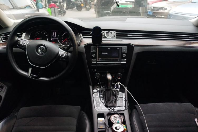 Used Volkswagen Magotan 2018 330TSI DSG Luxury Model Center Console