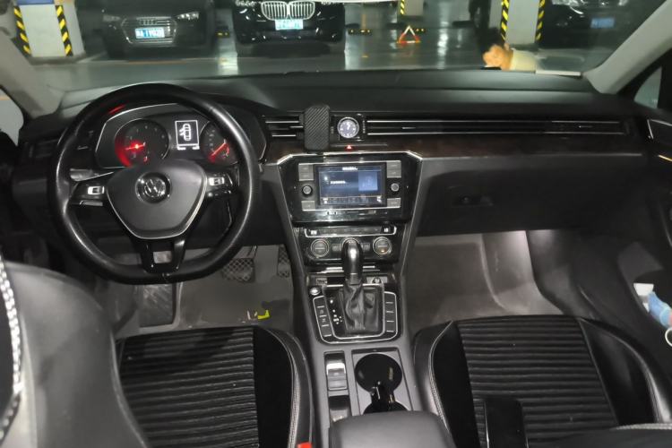 Used Volkswagen Magotan 2018 330TSI DSG Luxury Model Center Console