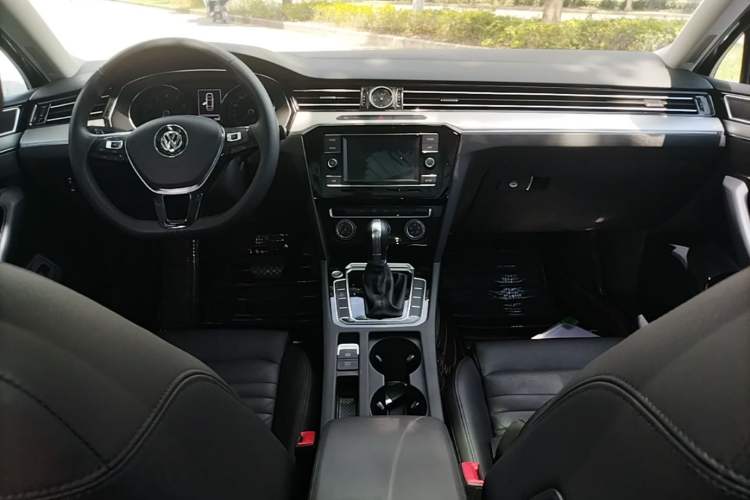 Used Volkswagen Magotan 2018 330TSI DSG Advanced Model Center Console
