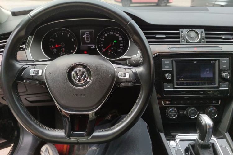 Used Volkswagen Magotan 2018 330TSI DSG Luxury Model Center Console