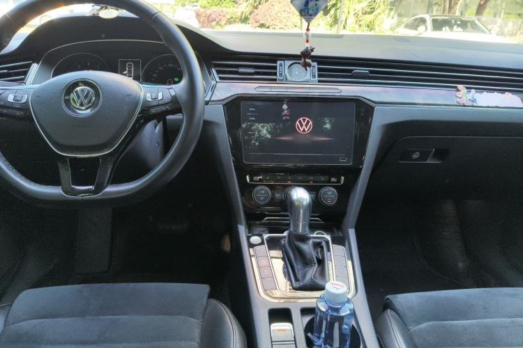 Used Volkswagen Magotan 2018 330TSI DSG Luxury Model Center Console