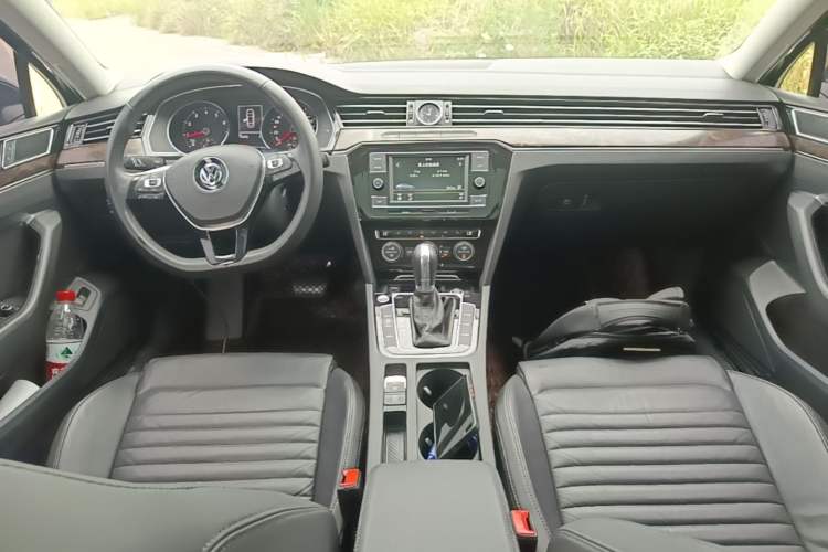 Used Volkswagen Magotan 2018 Facelift 330TSI DSG Luxury Model Center Console