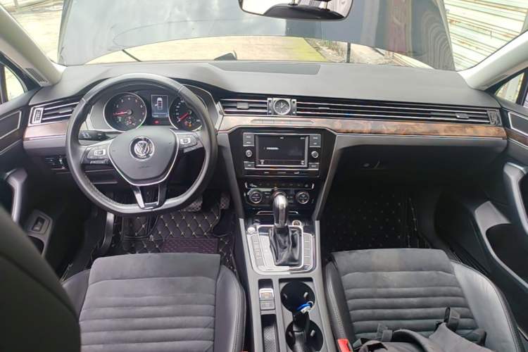 Used Volkswagen Magotan 2018 330TSI DSG Luxury Model Center Console