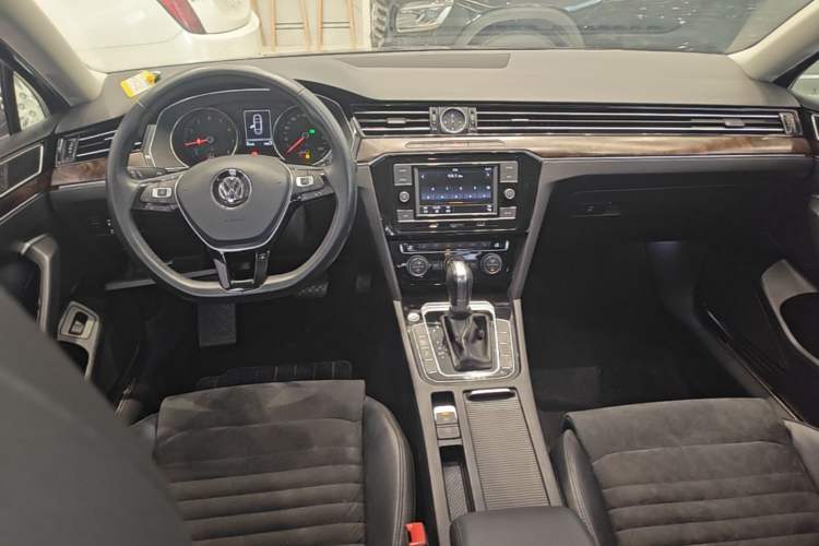 Used Volkswagen Magotan 2018 330TSI DSG Luxury Model Center Console