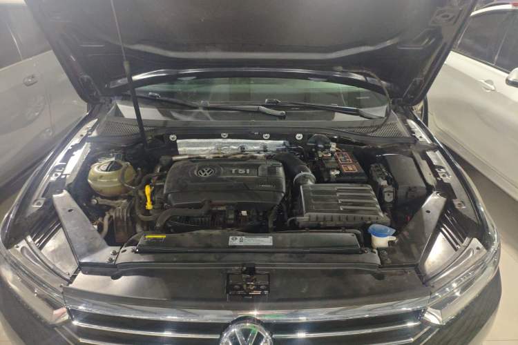 Used Volkswagen Magotan 2018 Facelift 330TSI DSG Luxury Model Engine Bay