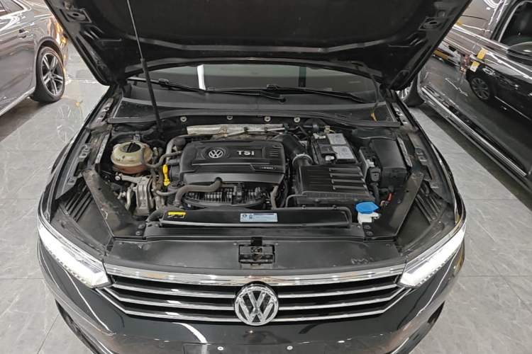Used Volkswagen Magotan 2018 Facelift 330TSI DSG Luxury Model Engine Bay