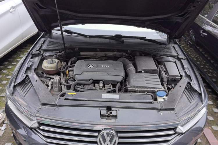Used Volkswagen Magotan 2018 330TSI DSG Luxury Model Engine Bay