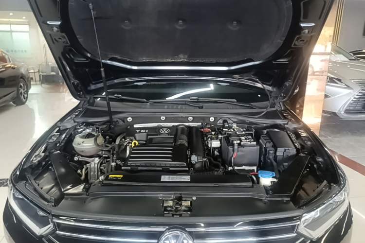 Used Volkswagen Magotan 2018 280TSI DSG Leading Model Engine Bay