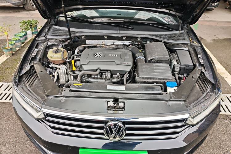 Used Volkswagen Magotan 2018 330TSI DSG Luxury Model Engine Bay