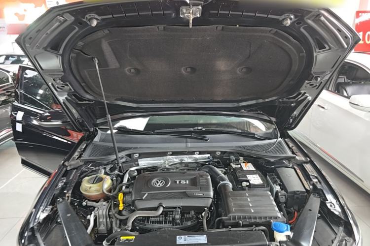 Used Volkswagen Magotan 2018 330TSI DSG Advanced Model Engine Bay