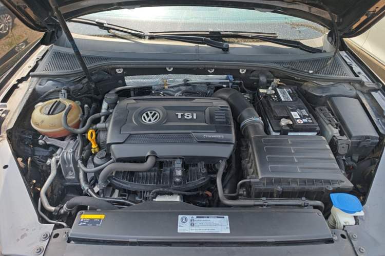 Used Volkswagen Magotan 2018 330TSI DSG Advanced Model Engine Bay
