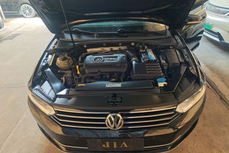 Used Volkswagen Magotan 2018 330TSI DSG Advanced Model Engine Bay