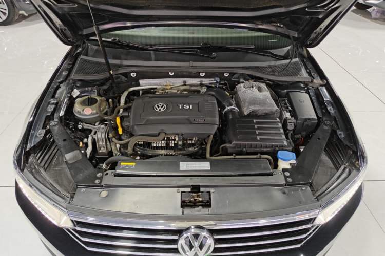 Used Volkswagen Magotan 2018 330TSI DSG Luxury Model Engine Bay