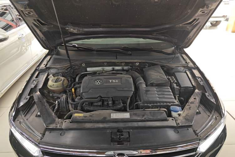Used Volkswagen Magotan 2018 330TSI DSG Luxury Model Engine Bay