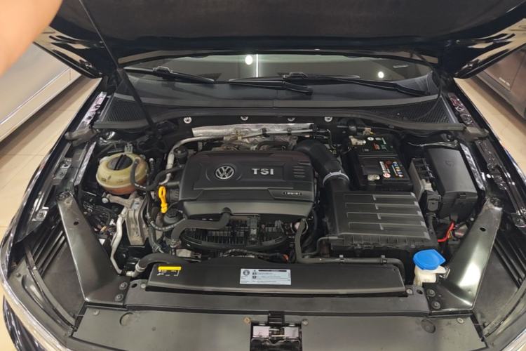 Used Volkswagen Magotan 2018 Facelift 330TSI DSG Luxury Model Engine Bay