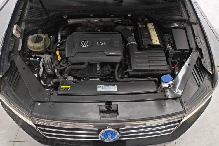 Used Volkswagen Magotan 2018 Facelift 330TSI DSG Luxury Model Engine Bay