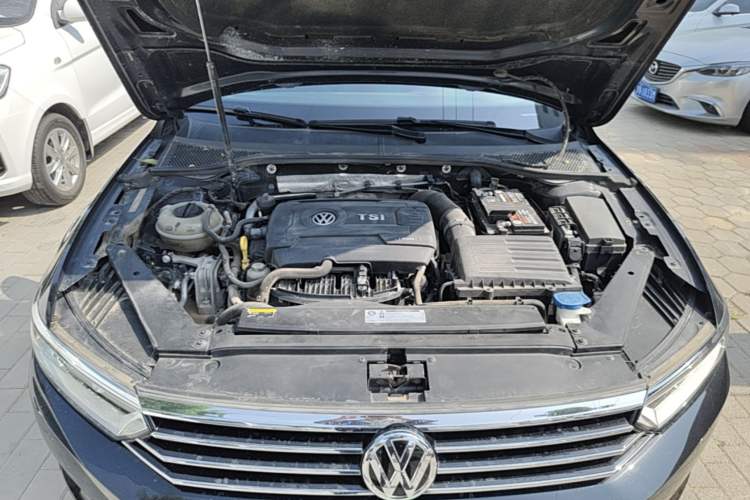 Used Volkswagen Magotan 2018 Facelift 330TSI DSG Luxury Model Engine Bay