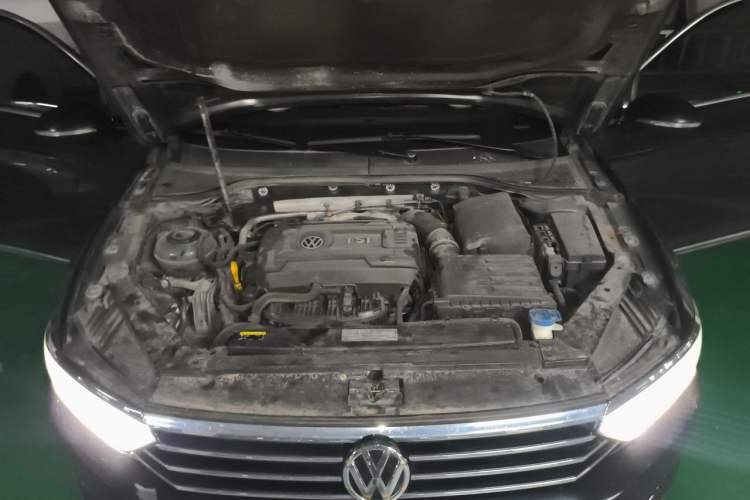 Used Volkswagen Magotan 2018 330TSI DSG Luxury Model Engine Bay