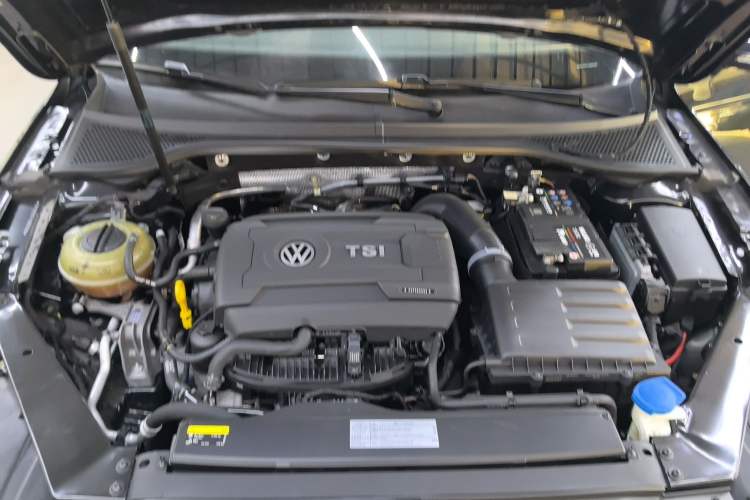 Used Volkswagen Magotan 2018 330TSI DSG Advanced Model Engine Bay