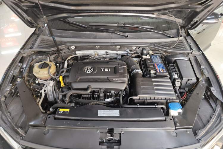 Used Volkswagen Magotan 2018 330TSI DSG Advanced Model Engine Bay
