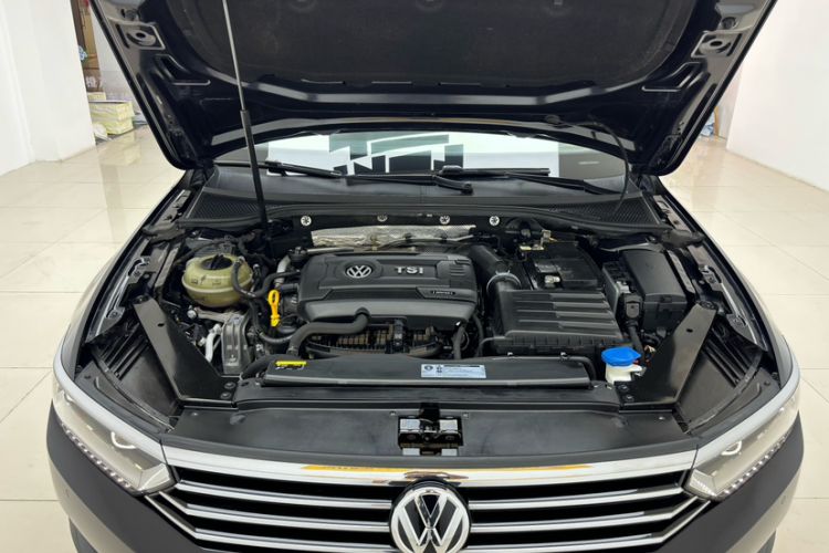 Used Volkswagen Magotan 2018 Facelift 330TSI DSG Luxury Model Engine Bay