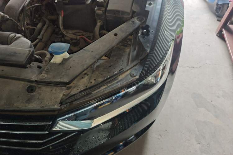 Used Volkswagen Magotan 2018 280TSI DSG Comfort Model Engine Bay Left