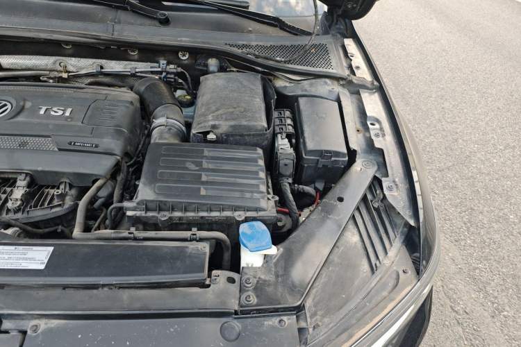 Used Volkswagen Magotan 2018 330TSI DSG Luxury Model Engine Bay Left