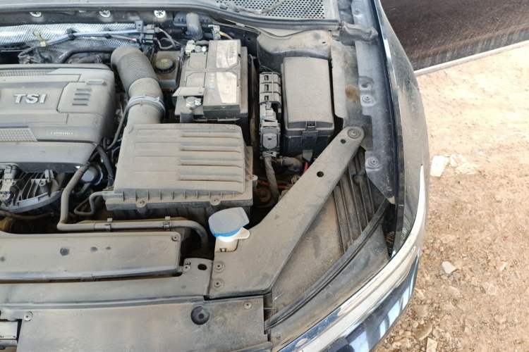 Used Volkswagen Magotan 2018 330TSI DSG Luxury Model Engine Bay Left