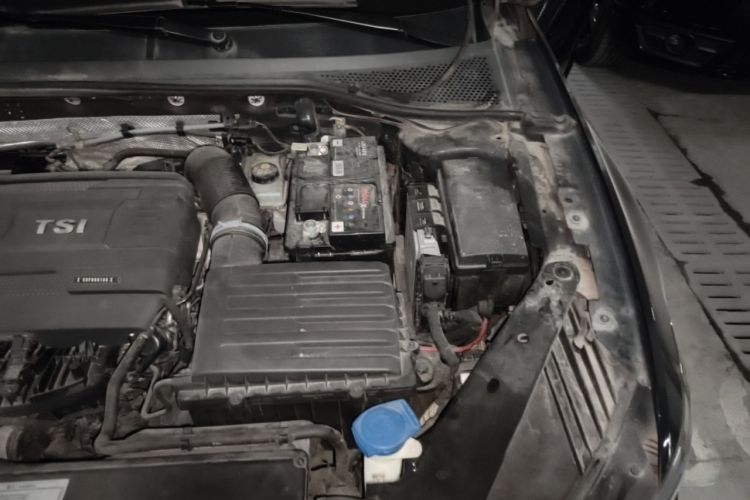 Used Volkswagen Magotan 2018 330TSI DSG Luxury Model Engine Bay Left
