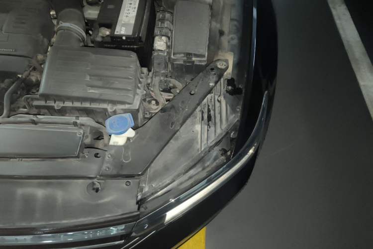 Used Volkswagen Magotan 2018 330TSI DSG Luxury Model Engine Bay Left