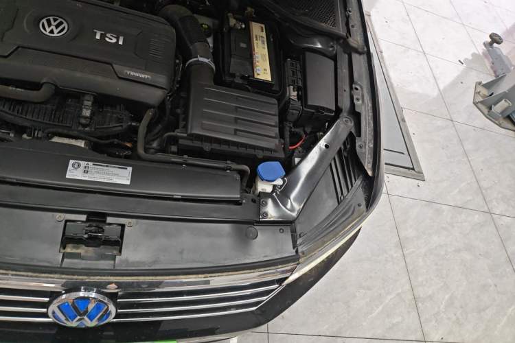 Used Volkswagen Magotan 2018 Facelift 330TSI DSG Luxury Model Engine Bay Left