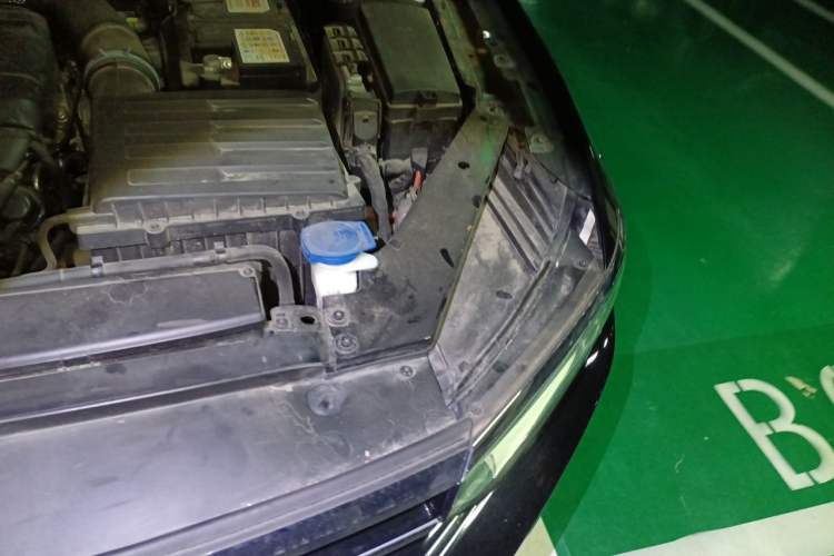 Used Volkswagen Magotan 2018 330TSI DSG Luxury Model Engine Bay Left