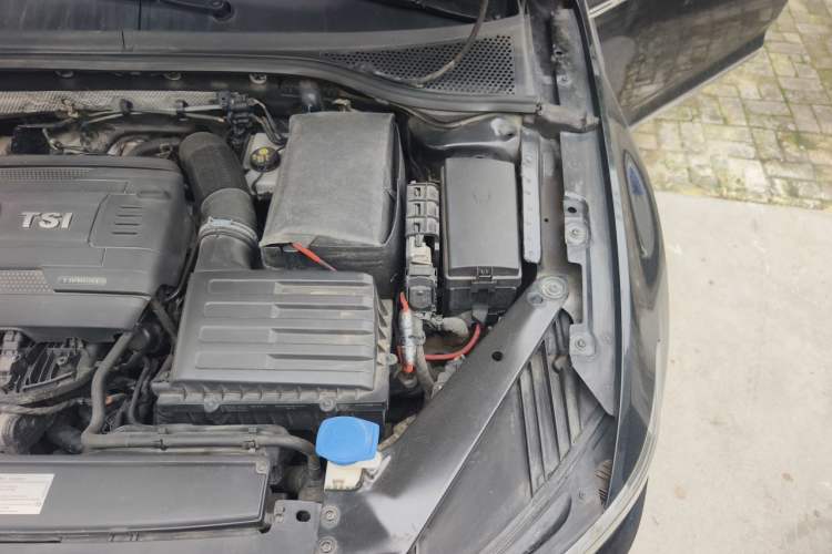 Used Volkswagen Magotan 2018 330TSI DSG Luxury Model Engine Bay Left