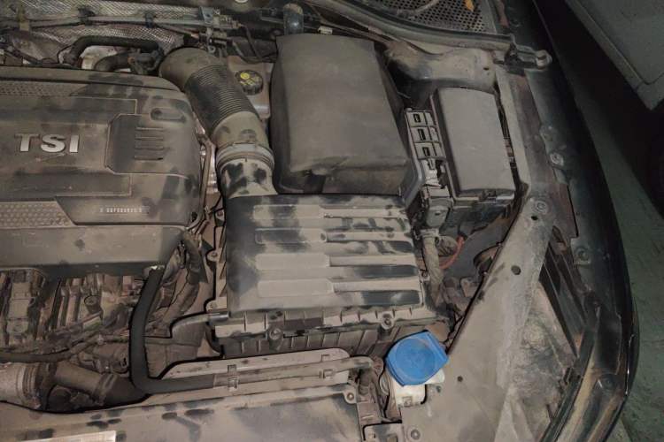 Used Volkswagen Magotan 2018 330TSI DSG Comfort Model Engine Bay Left