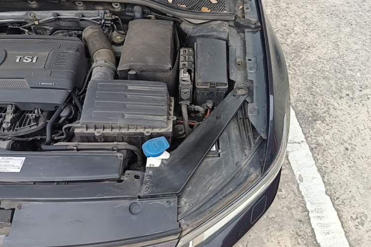 Used Volkswagen Magotan 2018 330TSI DSG Luxury Model Engine Bay Left