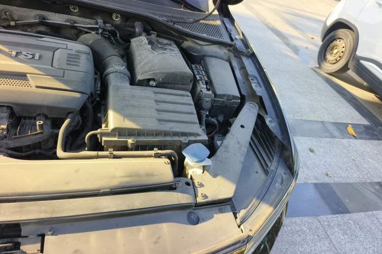 Used Volkswagen Magotan 2018 330TSI DSG Luxury Model Engine Bay Left