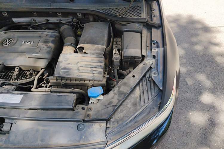 Used Volkswagen Magotan 2018 330TSI DSG Luxury Model Engine Bay Left