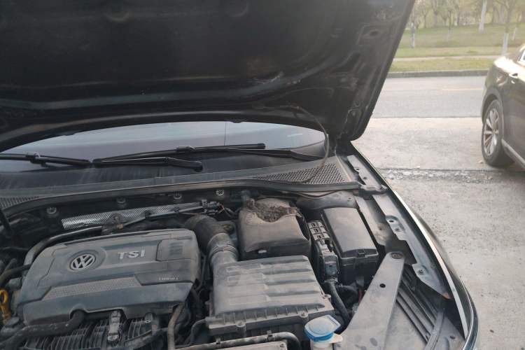 Used Volkswagen Magotan 2018 330TSI DSG Luxury Model Engine Bay Left