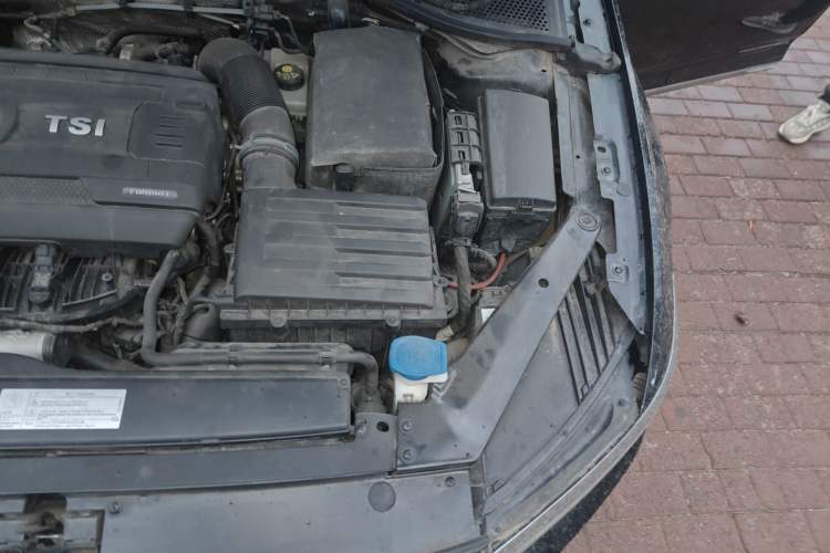 Used Volkswagen Magotan 2018 330TSI DSG Luxury Model Engine Bay Left