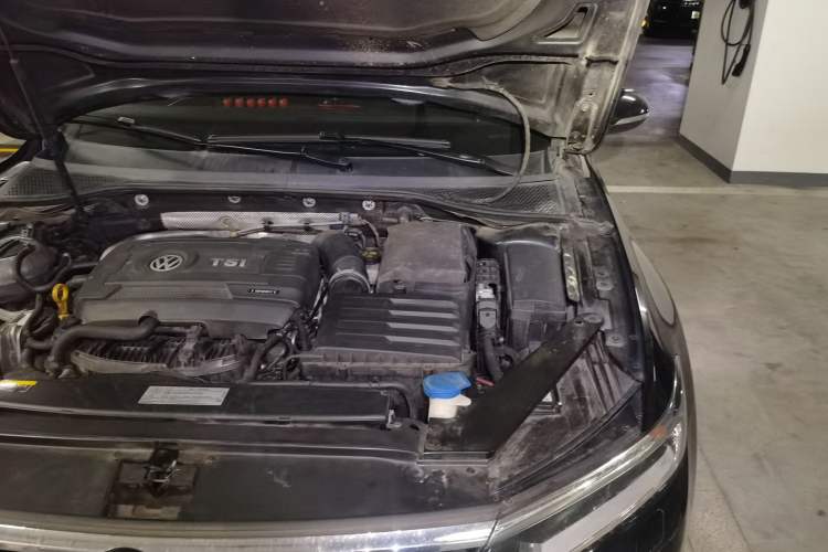 Used Volkswagen Magotan 2018 330TSI DSG Luxury Model Engine Bay Left