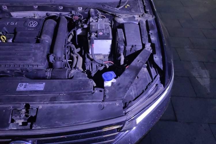 Used Volkswagen Magotan 2018 280TSI DSG Comfort Model Engine Bay Left