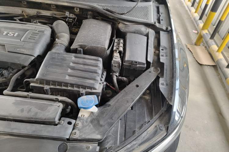 Used Volkswagen Magotan 2018 330TSI DSG Advanced Model Engine Bay Left