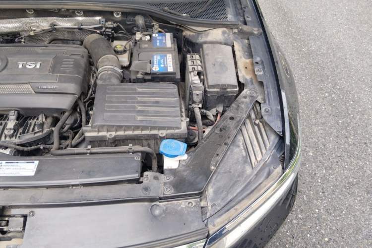 Used Volkswagen Magotan 2018 330TSI DSG Luxury Model Engine Bay Left