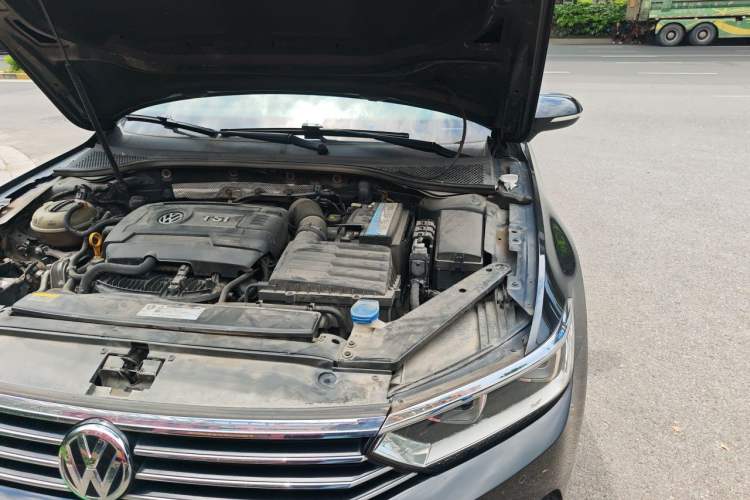 Used Volkswagen Magotan 2018 330TSI DSG Luxury Model Engine Bay Left