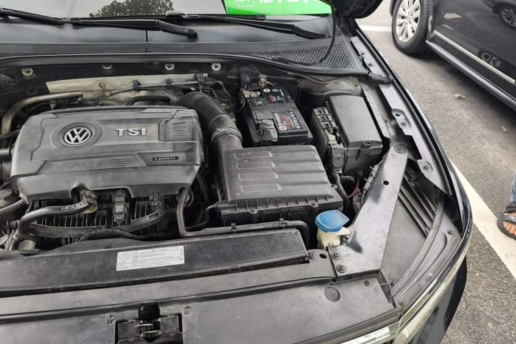 Used Volkswagen Magotan 2018 330TSI DSG Luxury Model Engine Bay Left