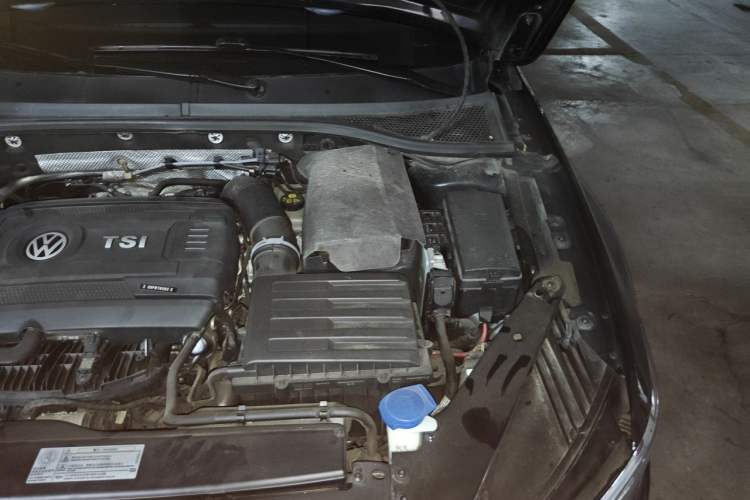 Used Volkswagen Magotan 2018 330TSI DSG Luxury Model Engine Bay Left