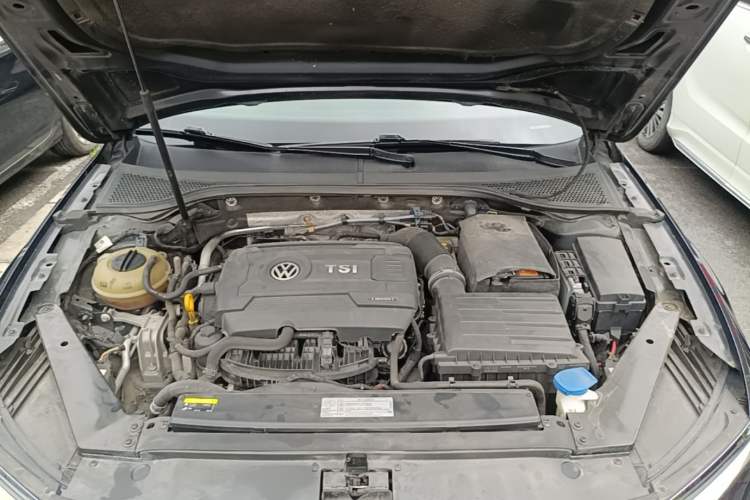 Used Volkswagen Magotan 2018 330TSI DSG Luxury Model Engine Bay