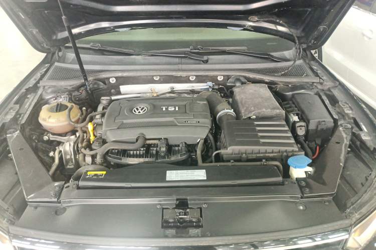 Used Volkswagen Magotan 2018 330TSI DSG Advanced Model Engine Bay
