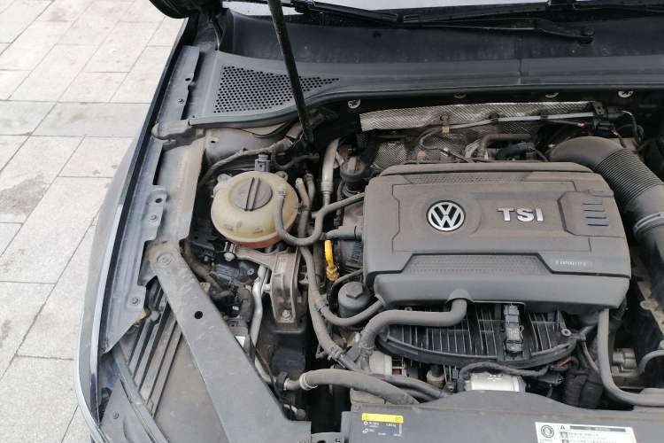 Used Volkswagen Magotan 2018 330TSI DSG Advanced Model Engine Bay Right